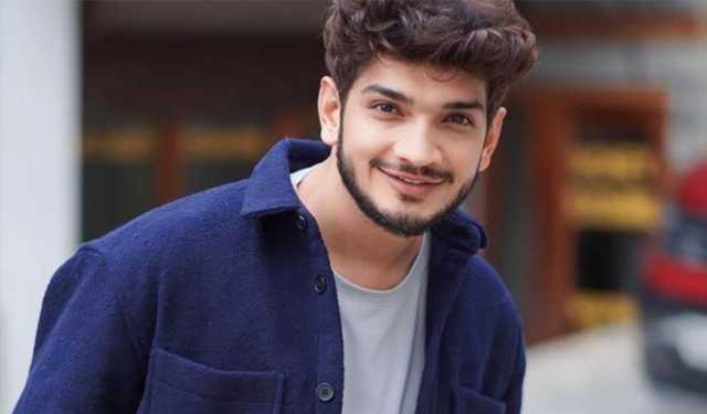 রাস্তায় নামাজ পড়লে শাস্তি, ভারতের প্রশাসনকে পাল্টা প্রশ্ন অভিনেতার