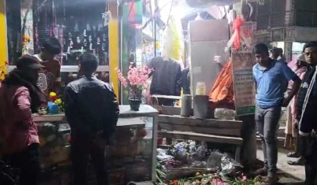 ভালোবাসা দিবসে ফুল বিক্রি করায় দোকান ভাঙচুর