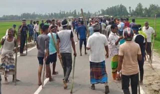 মাইকিং করে দুই গ্রামের মানুষের সংঘর্ষ
