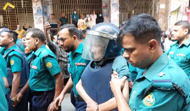 কাঠগড়ায় দাঁড়িয়ে থাকতে পারলেন না কামাল মজুমদার, পেলেন চেয়ার