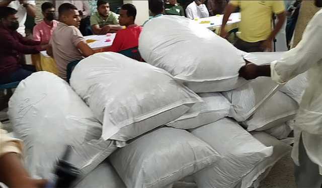 পাগলা মসজিদের দানবাক্সে এবার ২৮ বস্তা টাকা, গণনা চলছে