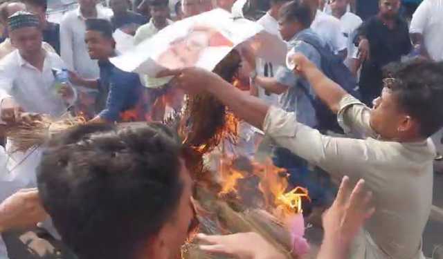 ওয়াকাফ বিল: কলকাতায় বিক্ষোভ চলছেই, মোদির কুশপুতুল দাহ