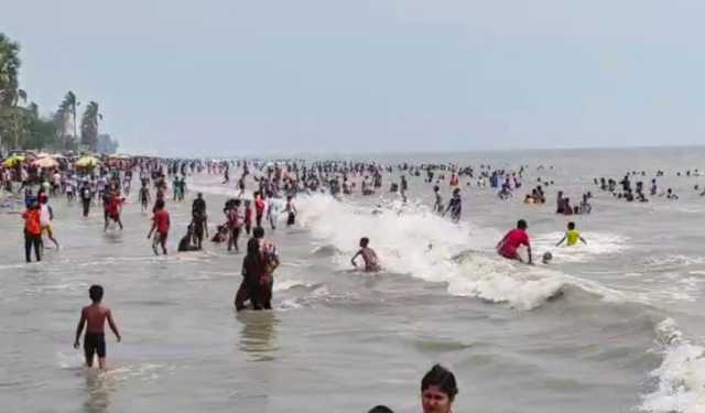 কুয়াকাটা সৈকতে ঈদের আনন্দে মেতেছেন পর্যটকরা 