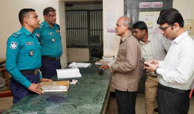 ভোরে ঢাকার ৪ থানা পরিদর্শন করলেন স্বরাষ্ট্র উপদেষ্টা