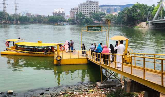 হাতিরঝিলে নৌ ভ্রমণ বাড়িয়েছে ঈদের আনন্দ 