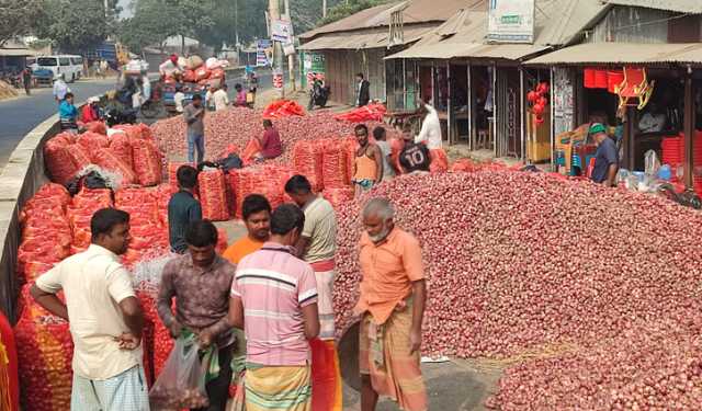 পাবনায় পেঁয়াজের দাম মনপ্রতি বেড়েছে ৬০০ টাকা
