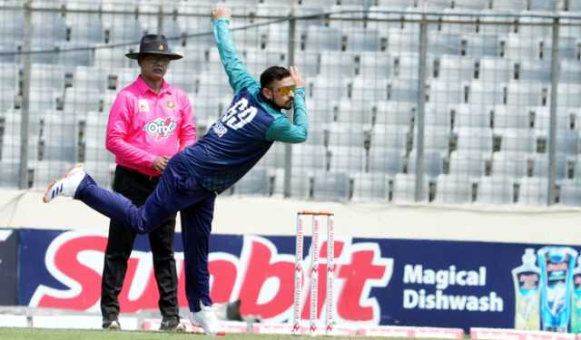 নিষেধাজ্ঞা কাটিয়ে ২২ গজে নাসির