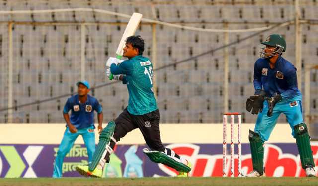 শ্বাসরুদ্ধকর লড়াইয়ে শিরোপার লড়াইয়ে টিকে থাকল মোহামেডান