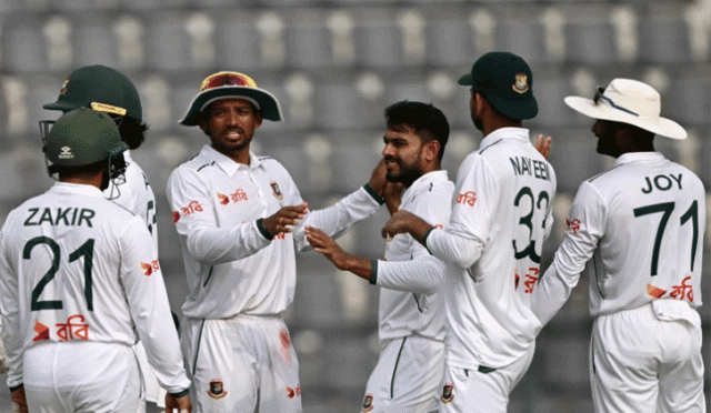 ফিল্ডিংয়ে বাংলাদেশ, তানজীম সাকিবের অভিষেক