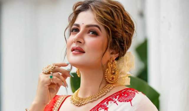 সমাজের চোখরাঙানিতে কিচ্ছু যায়-আসে না: শ্রাবন্তী