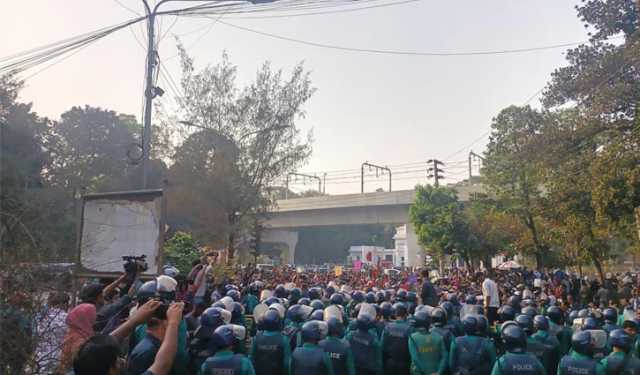 সচিবালয়মুখী প্রাথমিকে নিয়োগপ্রত্যাশীদের পুলিশের বাধা