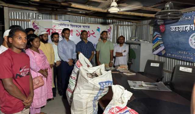 রাইজিংবিডিতে সংবাদ প্রকাশ, লুট হওয়া বই ফেরত পেল পাঠাগার কর্তৃপক্ষ
