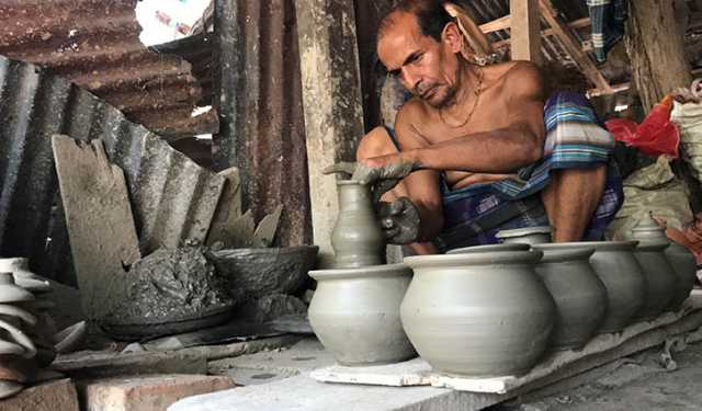 টিকে থাকার লড়াইয়ে বাগেরহাটের মৃৎশিল্প