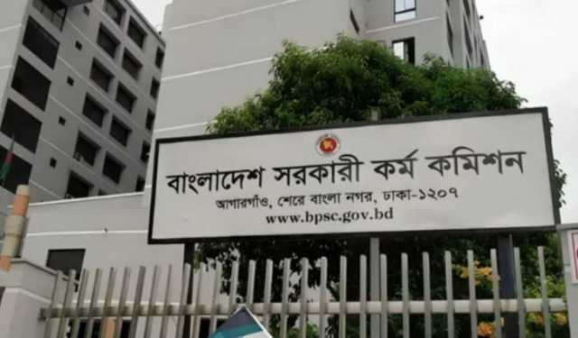 প্রশ্ন ফাঁসের শাস্তি ও পিএসসি সংস্কারের দাবিতে শাহবাগ ব্লকেড