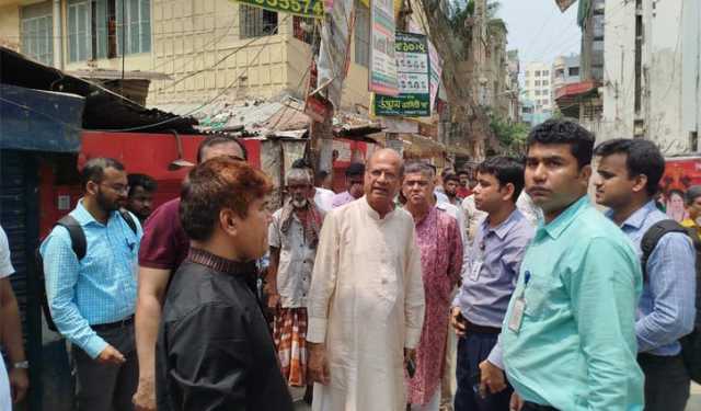 পূর্ব রাজাবাজারের রাস্তা ঘুরে দেখলেন রাজউক চেয়ারম্যান