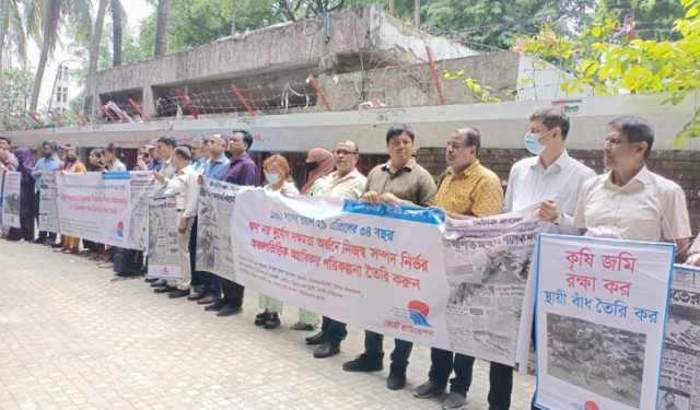 ঘূর্ণিঝড়ে হতাহতদের স্মরণে মানববন্ধন