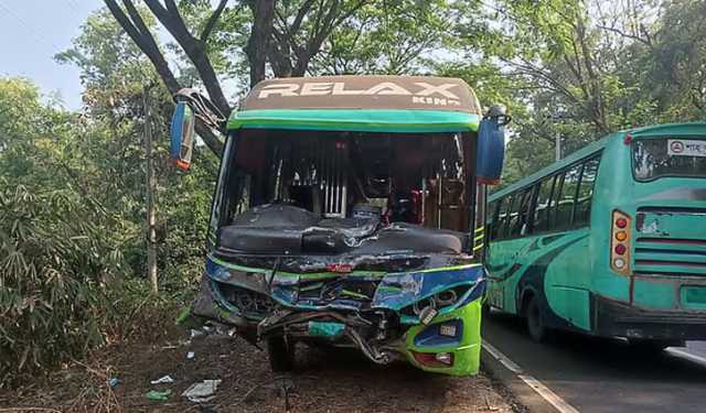 প্রত্যক্ষদর্শীর বর্ণনায় চট্টগ্রামে বাস-মাইক্রোবাস সংঘর্ষ
