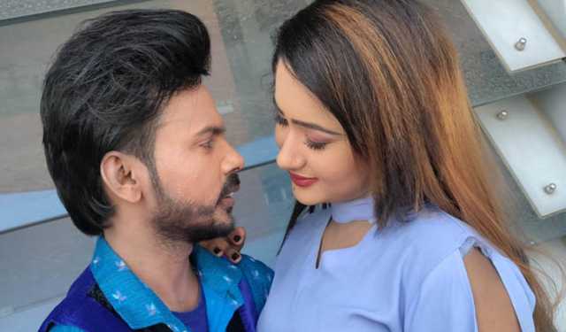 ‘বাবা’র পাশে না থাকায় স্ত্রীকে রিয়া মনিকে বয়কটের ঘোষণা দিলেন হিরো