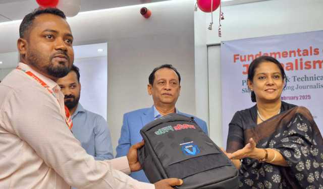 ‘গণমাধ্যমের দায়িত্ব সরকারের ভুলত্রুটি তুলে ধরা’