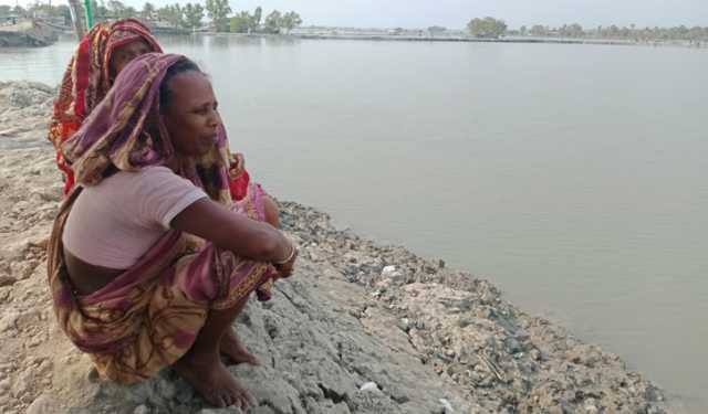 ‘স্রোতের তোড়ে সব গেছে, কীভাবে ফিরব ঘরে?’