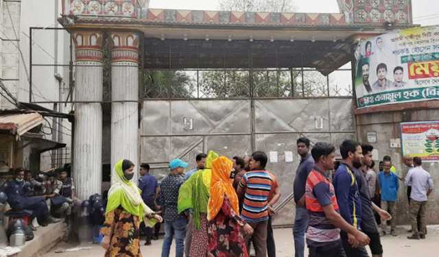 গাজীপুরে পেশা বদলাচ্ছেন অনেক শ্রমিক 