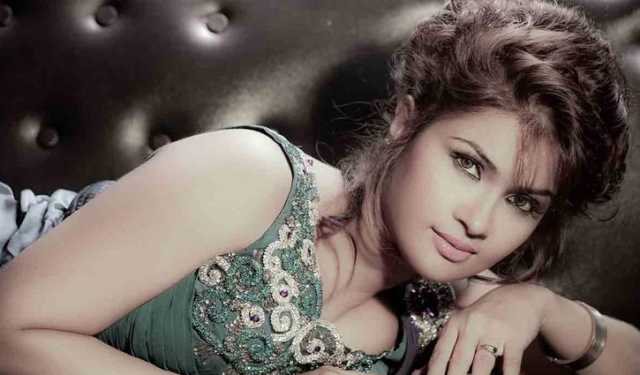 সময় পেরিয়ে ফিরে এলেন শিমলা: ‘ম্যাডাম ফুলি’ এবার ফুল ফর্মে!
