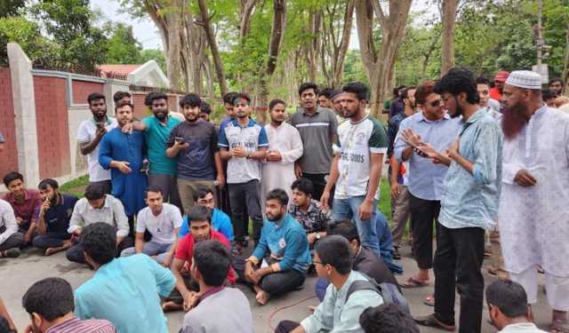 রুয়া নির্বাচন স্থগিত ঘোষণা, প্রতিবাদে উপাচার্য বাসভবন ঘেরাও