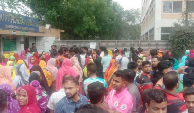 গাজীপুরে শ্রমিক ছাঁটাইয়ের প্রতিবাদে মহাসড়ক অবরোধ
