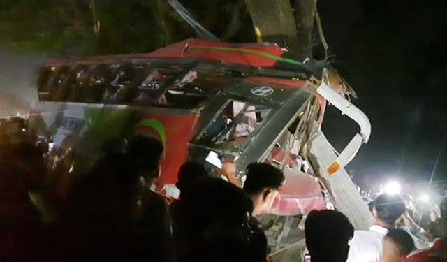 কুমিল্লায় বাস নিয়ন্ত্রণ হারিয়ে গাছের সঙ্গে ধাক্কা, নিহত ৩