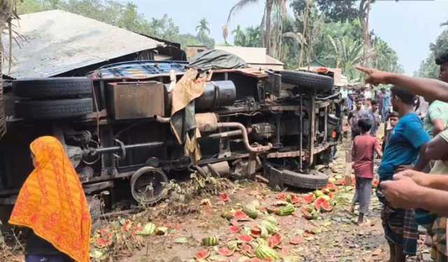 জামালপুরে ট্রেনের ধাক্কায় ট্রাক উল্টে ৩ জন আহত