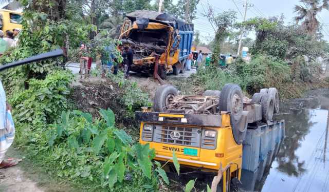 দাঁড়িয়ে থাকা ট্রাকে আরেক ট্রাকের ধাক্কা, নিহত ২