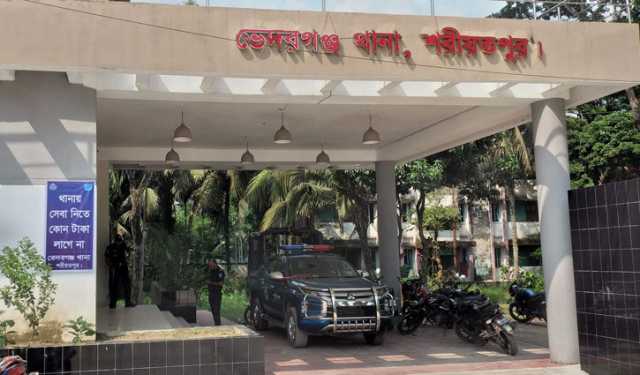 তারাবি পড়ে ঘরে ফিরে দেখেন স্ত্রীর গলা কাটা লাশ