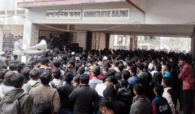 জুলাই আন্দোলন বিরোধীদের বহিষ্কারসহ ৯ দাবিতে উত্তাল রুয়েট