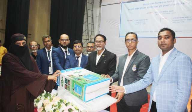 মাইজদীতে এনসিসি ব্যাংকের কৃষি উপকরণ বিতরণ