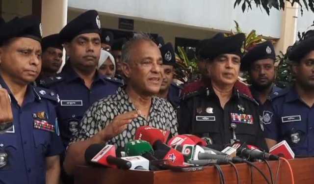 অস্ত্র উদ্ধারে আইনশৃঙ্খলা বাহিনী তৎপর রয়েছে: উপদেষ্টা