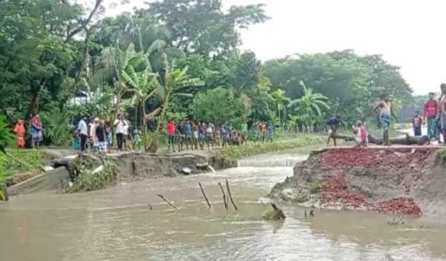 লক্ষ্মীপুরে বৃষ্টি-জোয়ারে সড়ক বিচ্ছিন্ন, মানুষের দুর্ভোগ