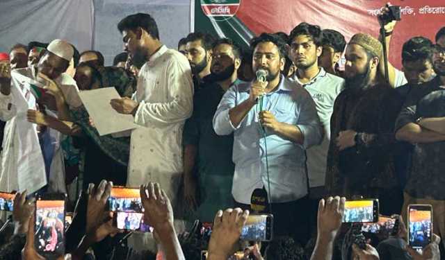 পুলিশ এখনো চাঁদাবাজদের ভয় করে চলছে : নাহিদ