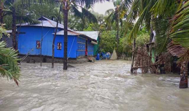 হাতিয়ায় বাঁধ ভেঙে উপকূলের জনজীবন বিপর্যস্ত