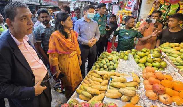 চট্টগ্রামের নিউ মার্কেট এলাকায় চসিকের উচ্ছেদ অভিযান