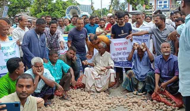 আলুর হিমাগার ভাড়া কমানোর দাবিতে সড়ক অবরোধ 