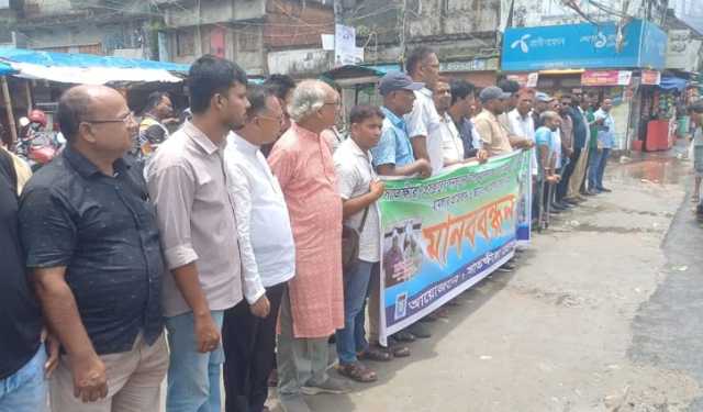 সাতক্ষীরা প্রেসক্লাবে হামলা, প্রতিবাদে মানববন্ধন, সন্ত্রাসী গ্রেপ্তার