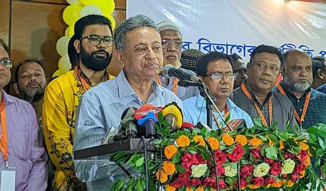 অনির্বাচিত সরকারে দেশ পিছিয়ে যাচ্ছে : আমির খসরু 