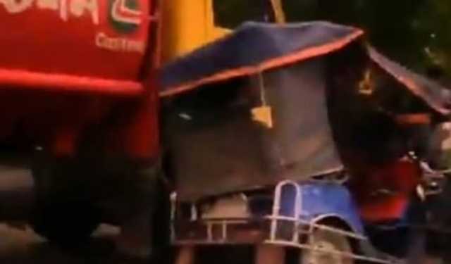 চুয়াডাঙ্গায় ট্যাংকলরির ধাক্কায় ইজিবাইকের চালকসহ নিহত ৩ 
