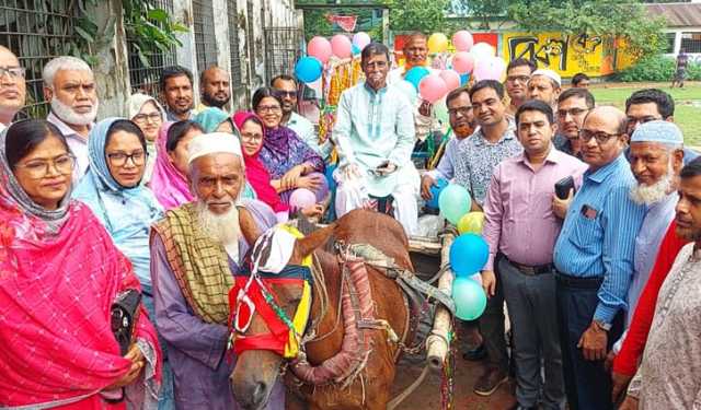 ঘোড়ার গাড়িতে চড়িয়ে শিক্ষক ও অফিস সহায়ককে বিদায়