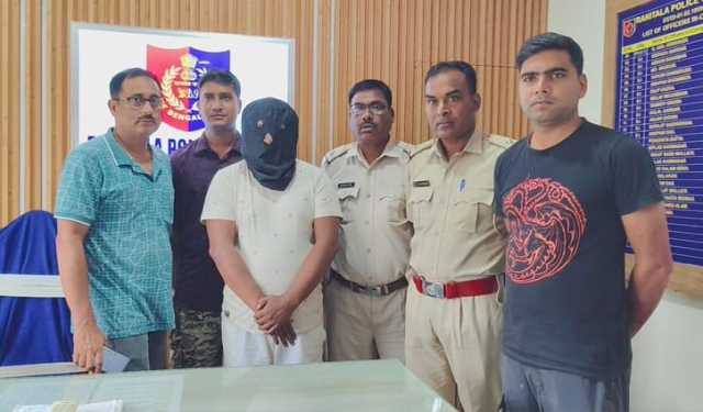 রাতের অন্ধকারে ভারতে আওয়ামী লীগ নেতা, সীমান্ত পেরিয়েই গ্রেপ্তার