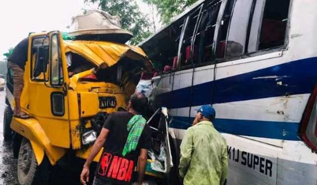 পাবনায় বাস-ট্রাকের মুখোমুখি সংঘর্ষে নিহত ৩, আহত ১০ 