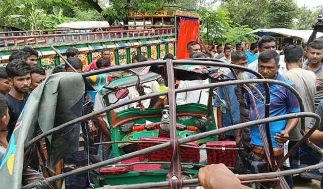 বগুড়ায় কাভার্ড ভ্যান-সিএনজি মুখোমুখি সংঘর্ষে নিহত ২