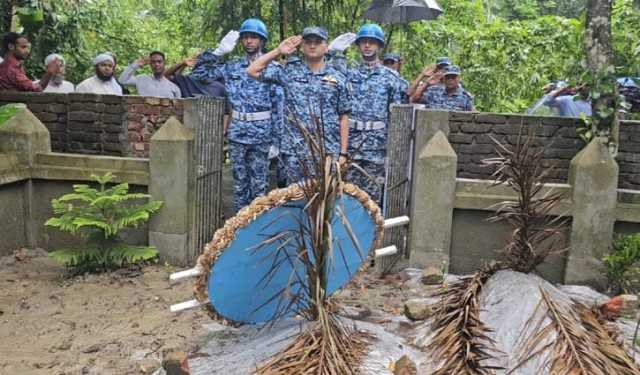মাইলস্টোন ট্র্যাজেডি: শরীয়তপুরের ২ শিক্ষার্থীর কবরে বিমান বাহিনীর শ্রদ্ধা