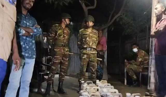 গাইবান্ধায় মদসহ ৩ কারবারি আটক