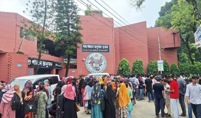 বাকৃবিতে কম্বাইন্ড ডিগ্রির দাবিতে পশুপালন অনুষদে বিক্ষোভ